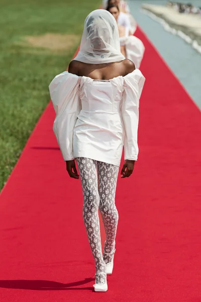 Look 10